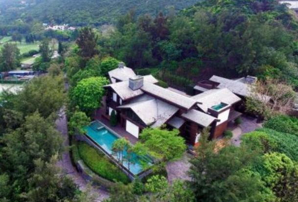 走进梁洛施住的豪宅,带着三个孩子一起生活,家常便饭都要喝名酒