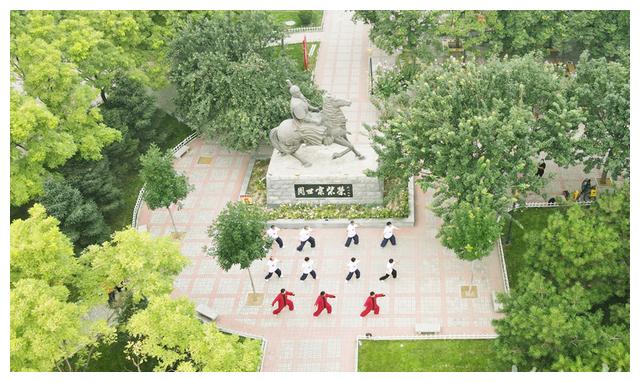 2020年7月19日,河北省邢台市隆尧县柴荣广场公园一角,市民在公园内