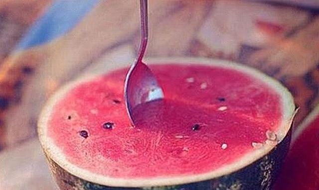 日本的水果有多贵?日本人:想捧着西瓜,用勺子挖着吃