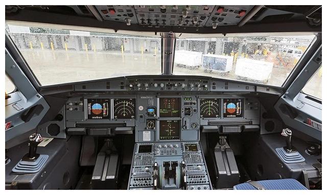 a320民航客机驾驶舱六,都安装使用edsutu-204和a320都安装使用了edsu