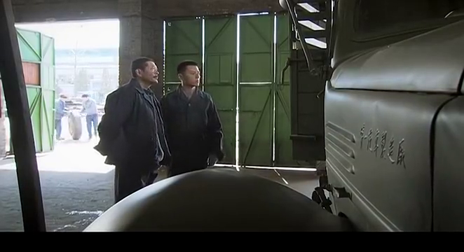 你是我兄弟:老大想上学,无奈三个弟弟没人养,只能打工把书烧了