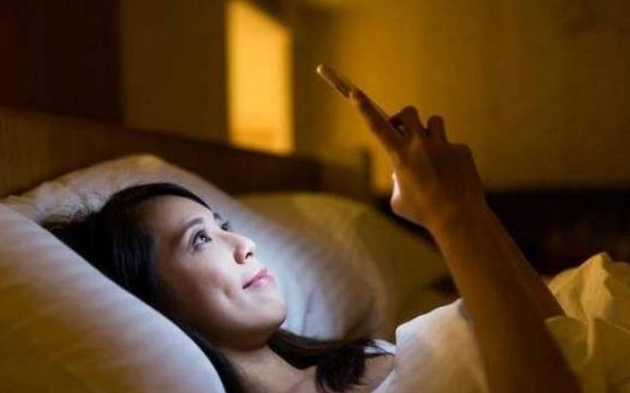 孕妇经常熬夜玩手机时，胎儿也在发生不小的变化，出生后更加明显休闲区蓝鸢梦想 - Www.slyday.coM