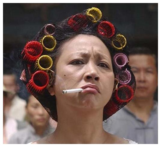 还记得斧头帮琛哥吗?和星爷签约8年只演了2部戏,今娶黑道大佬女儿