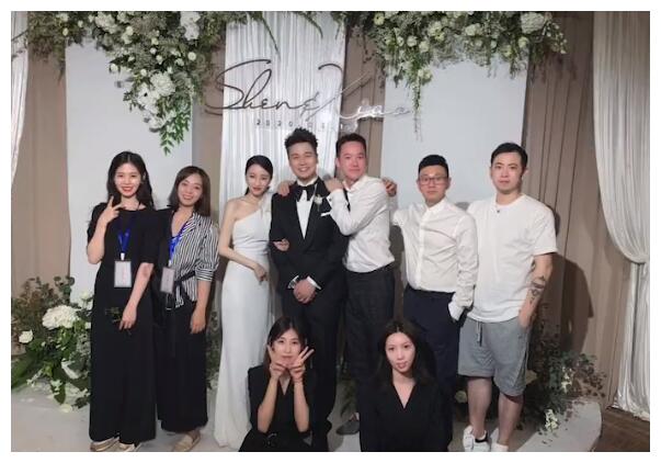 王牌对王牌沈涛结婚高清照曝光甜蜜接吻新娘朵朵不是费费
