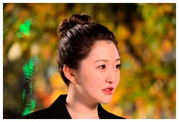 扮演者冯溪可是个不折不扣的大美女,她的加入给这部乡村轻喜剧注入了