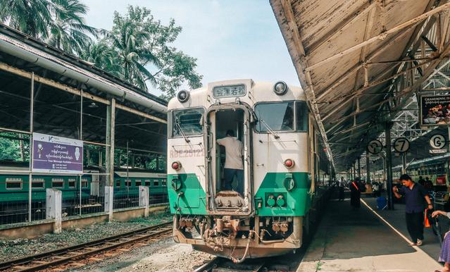 实拍缅甸的火车，当地人在上面卖菜，脏乱差程度堪比<a href=