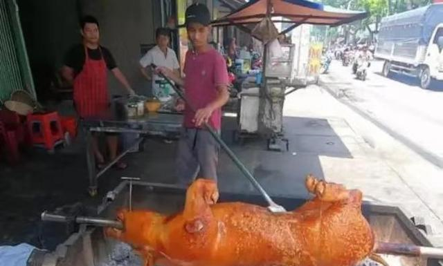 中国小伙去越南游玩，花1200元买了一只“烤猪”，切开后惊喜了！