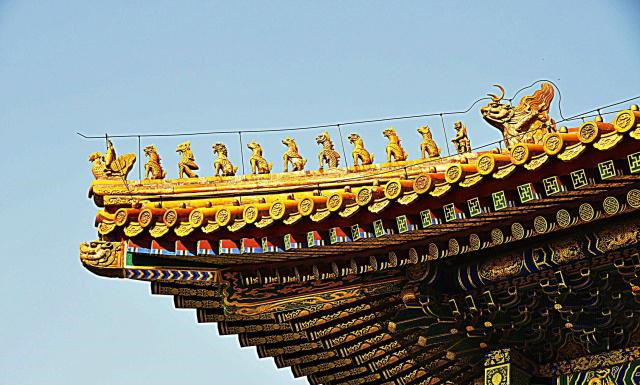 故宫宫殿的屋脊上,那一排神兽叫什么?有什么作用__财经头条