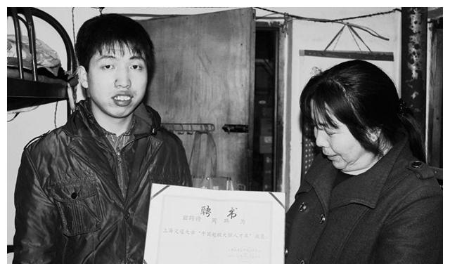 因此他的名声很快的也传出了学校,不少人也称他为神童,周玮身边的朋友