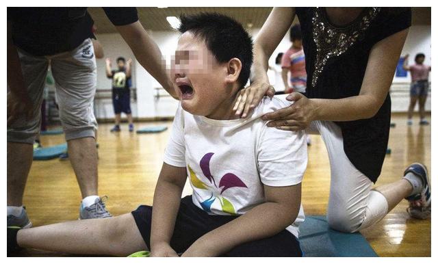 媽媽教的!兒子被同學打後還手遭老師責罰,老師被家長現實教育