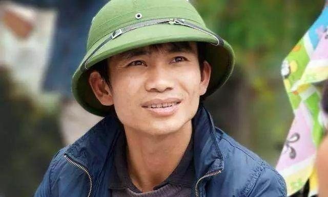 越南男性喜欢戴个“硬壳帽”，它有啥作用？当地人：用处特别大