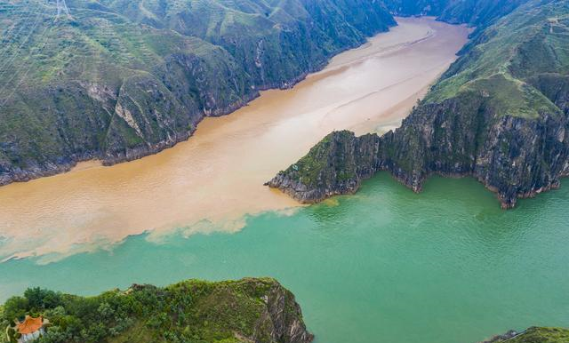临夏永靖县刘家峡水电站附近,有一处天下奇观,黄河与洮河在这里交汇
