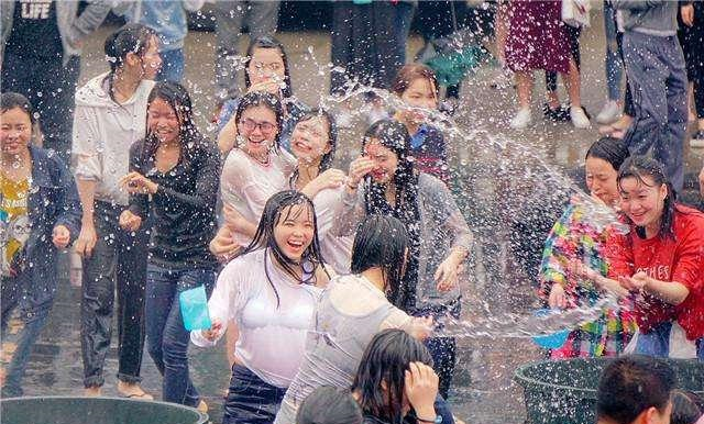 泰国人为什么对王室那么尊敬，见面都要匍匐跪拜？可能是因为这些休闲区蓝鸢梦想 - Www.slyday.coM