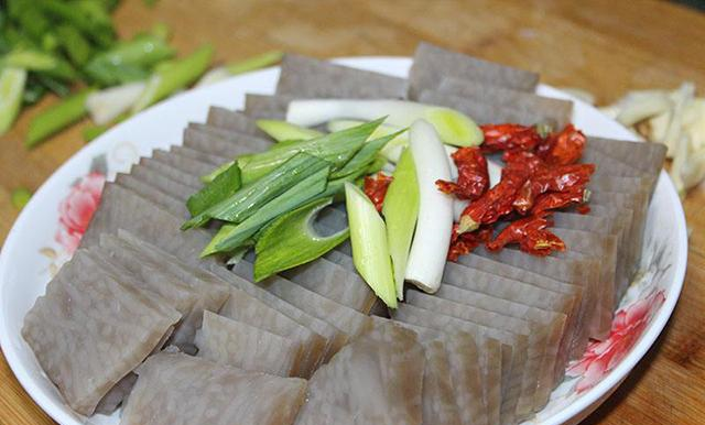 这种用粉条做成的美食，吃着比肉还香，当地人叫皮渣，你吃过吗休闲区蓝鸢梦想 - Www.slyday.coM