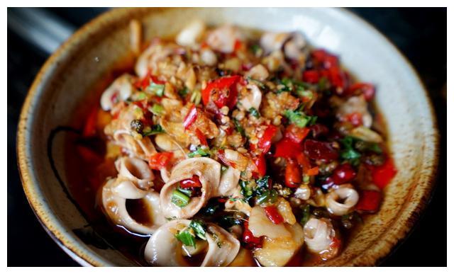 这是"油呛心管",使用是猪心管,吃起来脆脆的,傣族菜有些辣,所以这也是