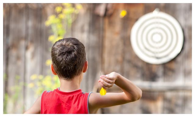 别小看宝宝扔东西的这个动作有很多你不知道的秘密建议收藏