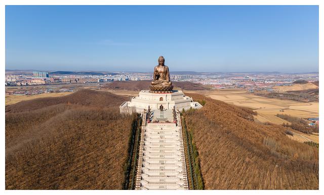 4米,当然这高度看起来连灵山大佛的一半都没有,但金鼎大佛可是一尊坐