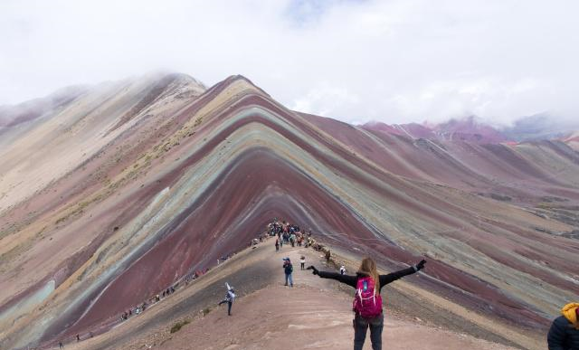 最幸运的部落：因为家门口的彩虹山，一年能挣50万美金休闲区蓝鸢梦想 - Www.slyday.coM