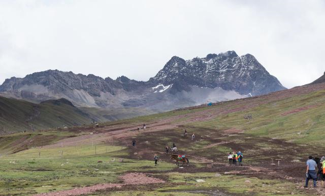 最幸运的部落：因为家门口的彩虹山，一年能挣50万美金休闲区蓝鸢梦想 - Www.slyday.coM