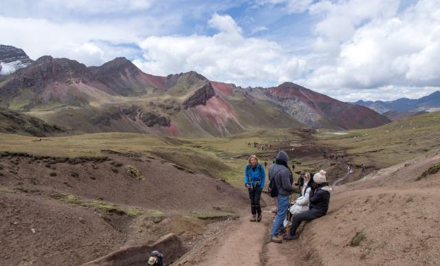 最幸运的部落：因为家门口的彩虹山，一年能挣50万美金休闲区蓝鸢梦想 - Www.slyday.coM