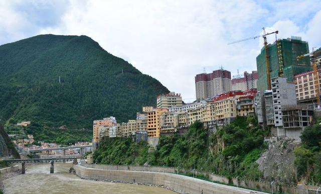 海拔5252米,房子就建在悬崖边全城就一条马路|县城|雅江|悬崖边_新浪