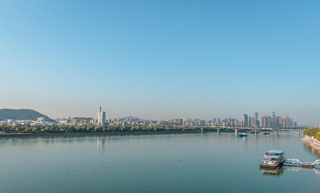 中国各地gdp排名_最新中国城市GDP百强榜:“万亿级”增至24座!这个城市跃升12名(2)