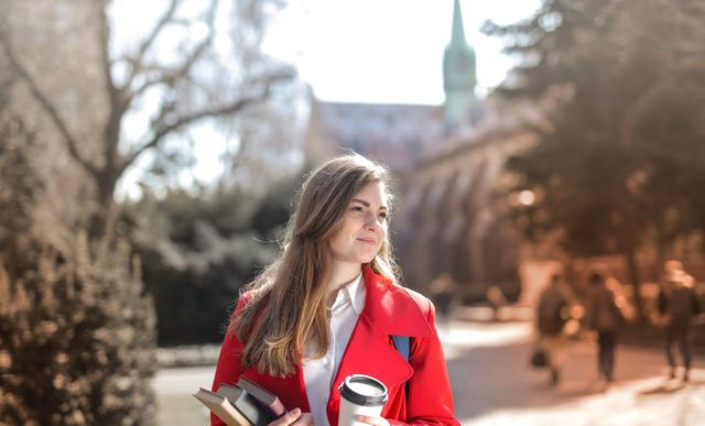 女人“不主动”联系你，但有这三个表现，多半是动了“真情”！休闲区蓝鸢梦想 - Www.slyday.coM