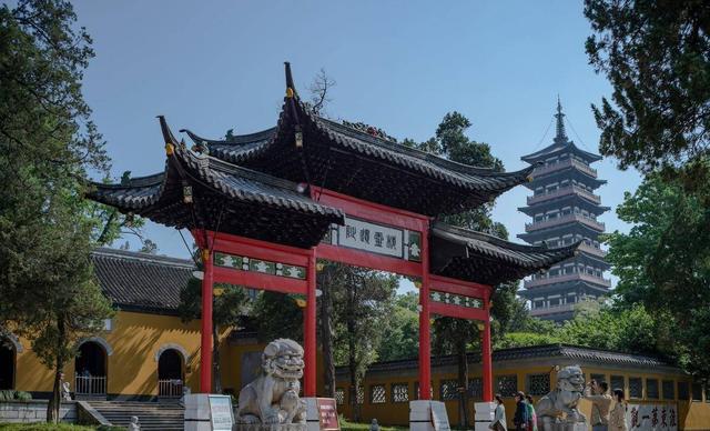 上面挂着一个四字牌匾,在门前还有两座石狮子,这两座石狮子是重宁寺