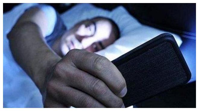 长期睡前玩手机的人，用不了多久，身体或许会承受这4个变化休闲区蓝鸢梦想 - Www.slyday.coM