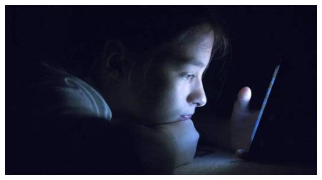 长期睡前玩手机的人，用不了多久，身体或许会承受这4个变化休闲区蓝鸢梦想 - Www.slyday.coM