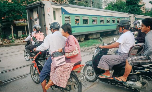 实拍缅甸的火车，当地人在上面卖菜，脏乱差程度堪比<a href=
