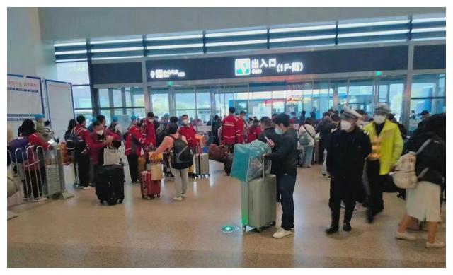 上海虹桥站最新画面曝光,场面很火爆,乘客主要去这三座省会城市休闲区蓝鸢梦想 - Www.slyday.coM 上海虹桥站最新画面曝光,场面很火爆,乘客主要去这三座省会城市休闲区蓝鸢梦想 - Www.slyday.coM