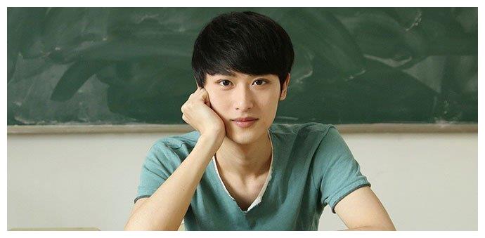 胡潇灵不管是男装还是女装扮相都都令人眼前一亮,堪比杀姐姐