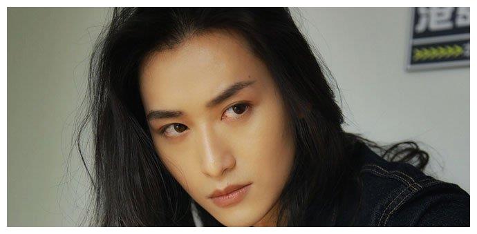 胡潇灵不管是男装还是女装扮相都都令人眼前一亮,堪比杀姐姐