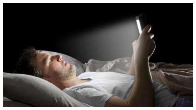 长期睡前玩手机的人，用不了多久，身体或许会承受这4个变化休闲区蓝鸢梦想 - Www.slyday.coM