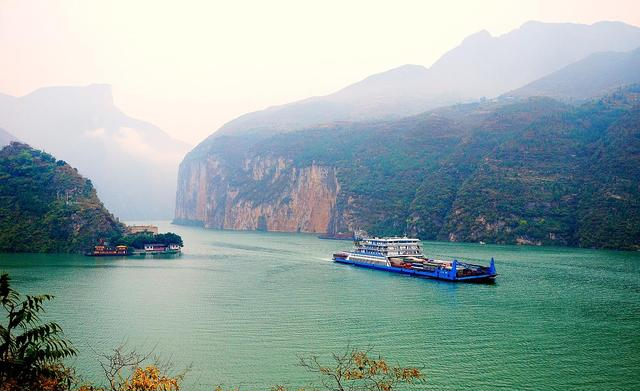 即从巴峡穿巫峡,便下襄阳向洛阳.