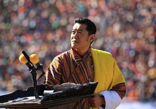 不丹国庆大阅兵29岁不丹王后挺孕肚亮相雪域美人终于笑了