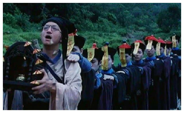 在影视剧中,为何我国僵尸都穿着清朝官服?专家:并非迷信