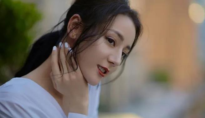 迪丽热巴的"三角鼻"真绝!侧脸五官超立体,女明星都没几个能比