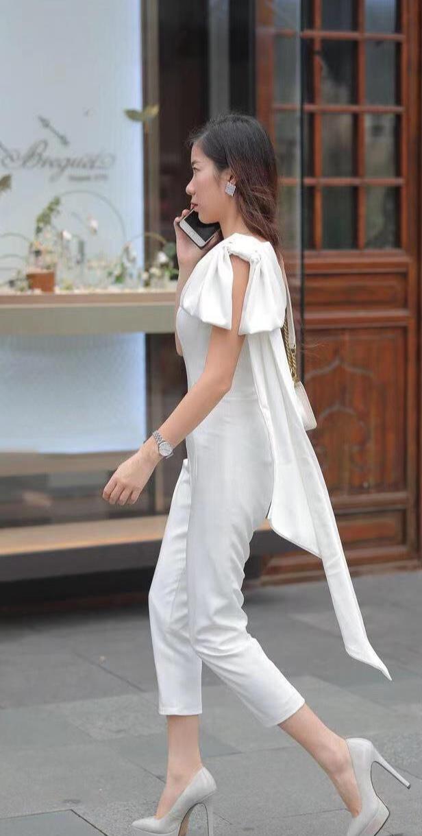 白色连体裤搭配尖头高跟鞋,高级大气又优雅,女人味十足!