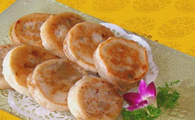 鲅鱼煎包,是威海特色小吃,其色泽金黄,皮薄馅大