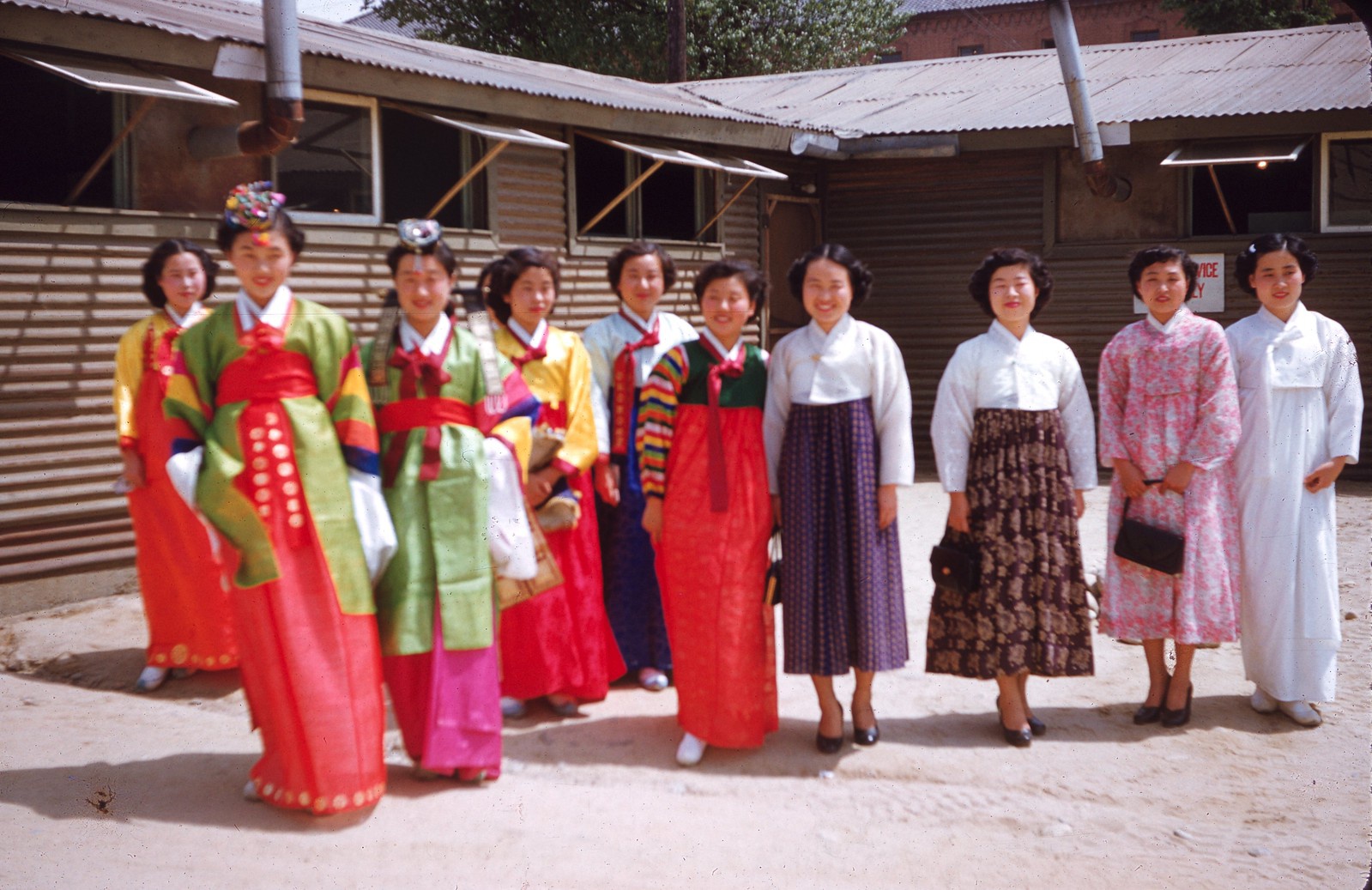 19531954年的韩国罕见街拍老照片大街上到处是汉字招牌