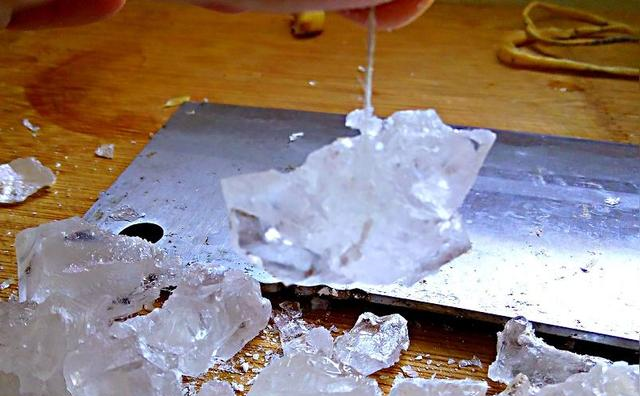 买冰糖时发现里面有根线?这样的冰糖能买吗?到底是为什么呢?休闲区蓝鸢梦想 - Www.slyday.coM 买冰糖时发现里面有根线?这样的冰糖能买吗?到底是为什么呢?休闲区蓝鸢梦想 - Www.slyday.coM