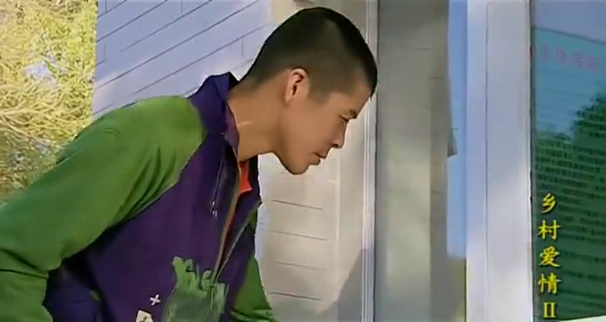 王天来给香秀送花,怎料香秀直接扔到地上,天来:花是无罪的