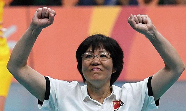 女排教练郎平,老公为鉴宝专家,家住北京豪宅,两人情侣装简约