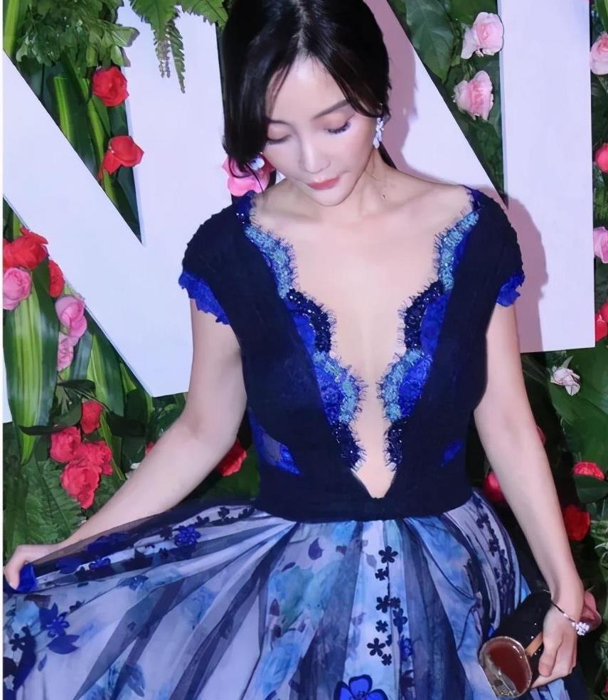 39岁的李小璐穿礼服太夸张 深v到腰秀身材 保养的真好