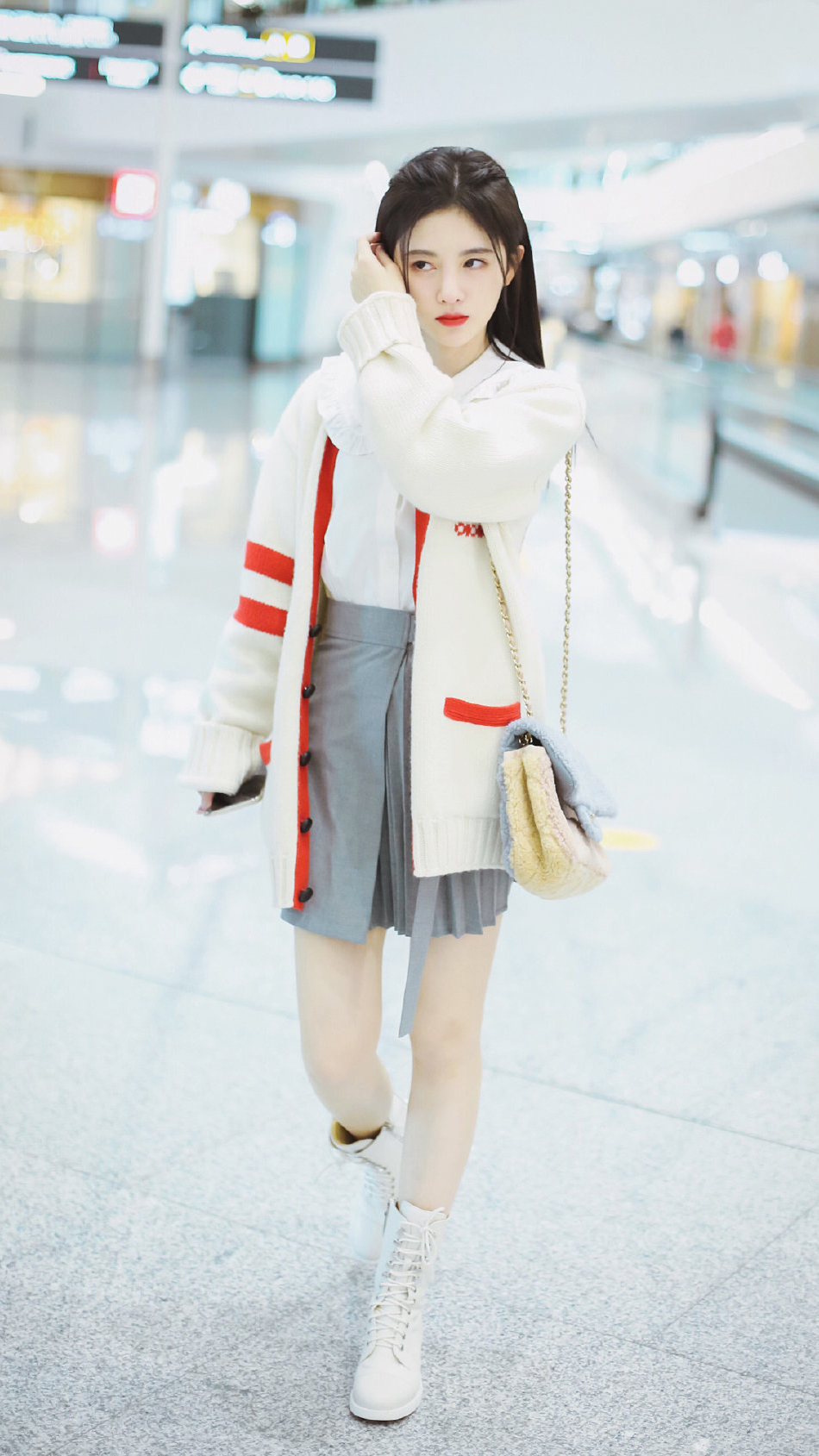 159cm鞠婧祎穿短裙走机场网友腿不冷吗