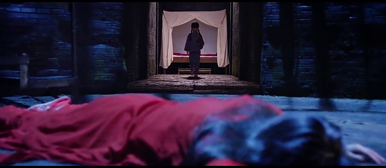 女子穿着红嫁衣自尽,不料变成了厉鬼,要出事