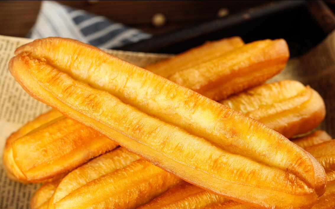 炸油条不用明矾只需多放2味料蓬松香酥脆端上桌孩子抢着吃