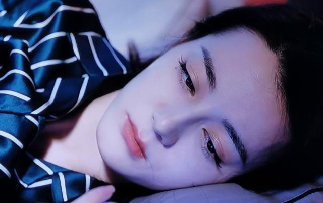 《荣耀》开播好评不断,热巴带妆睡觉惹争议,网友直呼无伤大雅!